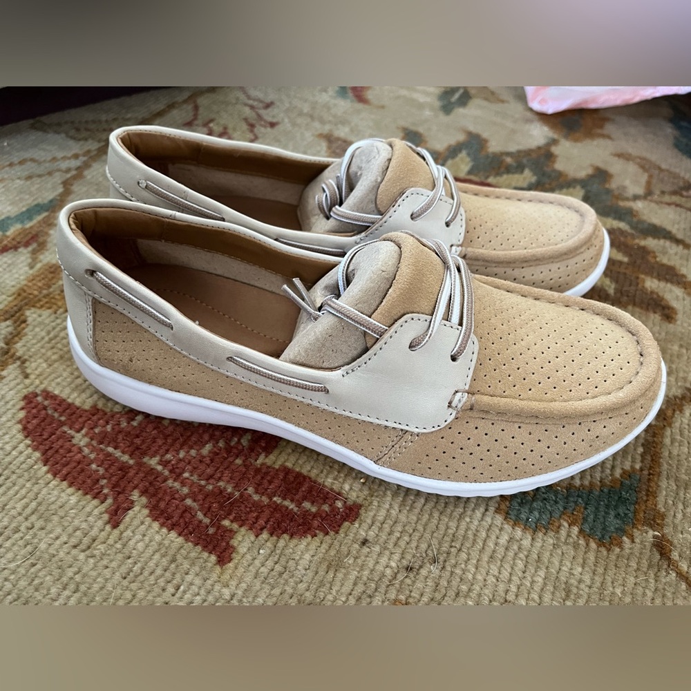NWT: Clark’s Women's Tan and Cream leather Loafers size 6.5